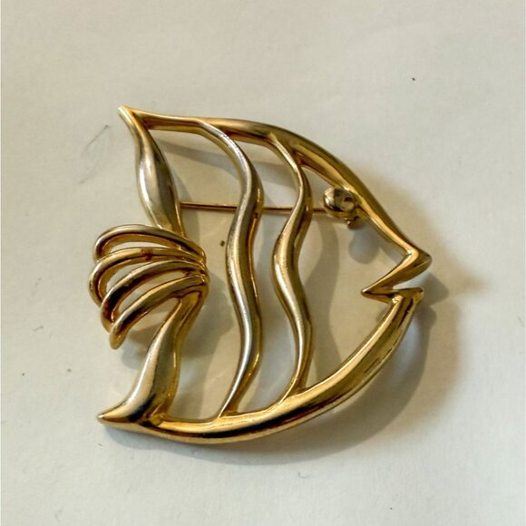 Piscitelli Gold Tone Fish Brooch Pin Marine Sea Open Work Made In USA - Picture 2 of 5